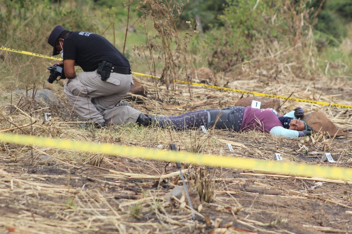 OscarMachon's tweet photo. La cruel noticia de hoy es que unos infames delincuentes asaltaron a unas jornaleras mientras hacían corta de caña en Nejapa, la víctima no pudo darles nada porque dejó su móvil en casa, eso bastó para que la mataran. 
Por un teléfono te matan en Suiza 🇨🇭
Foto: @GaboAquino8 https://t.co/4TCT3fXdRN