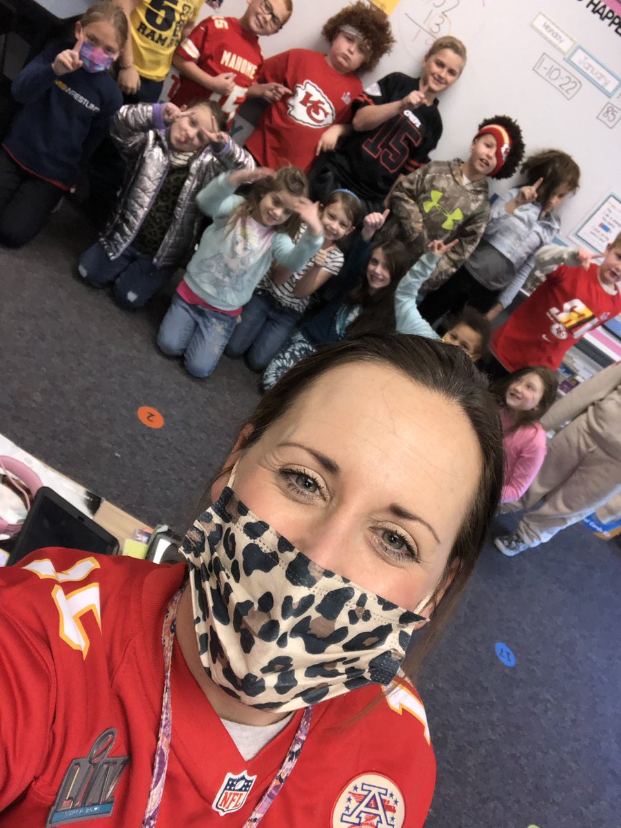 mrspohl1's tweet image. Mahomes Monday to kick off playoff spirit week! ♥️🏈💛 #OneTeamOneVision @USD449 @KingdomCrew @Chiefs