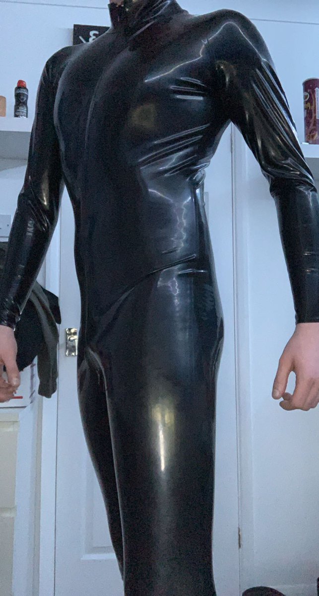 It’s been a while since I’ve been in this suit. 

#rubber #gayrubber #latex #gaylatex #rubberman