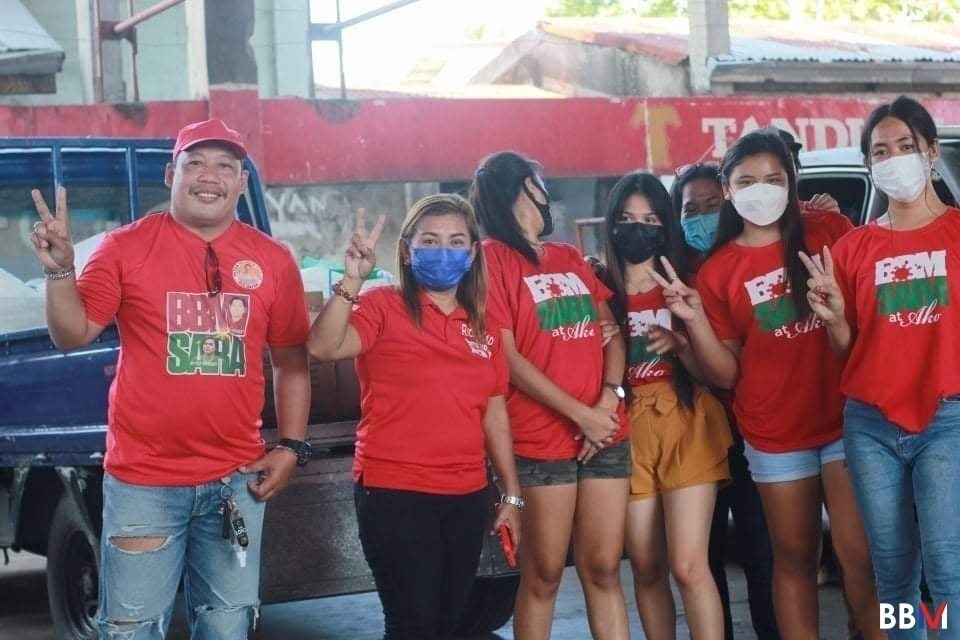 Hindi rin papahuli ang mga taga-Iloilo!

Sa kanilang sariling paraan, nagsagawa ang BBM Youth - Iloilo ng feeding program sa ating mga kababayan sa Brgy. San Juan Molo, Iloilo. 

Tunay nga na ang ating kabataan ang ating pag-asa sa mas maganda pang hinaharap.