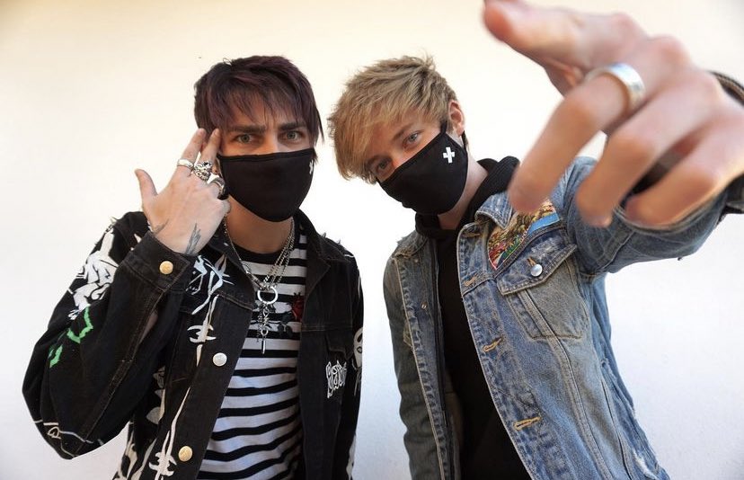 xplrupdates's tweet image. 📲 @SamandColby will be returning to youtube next month!