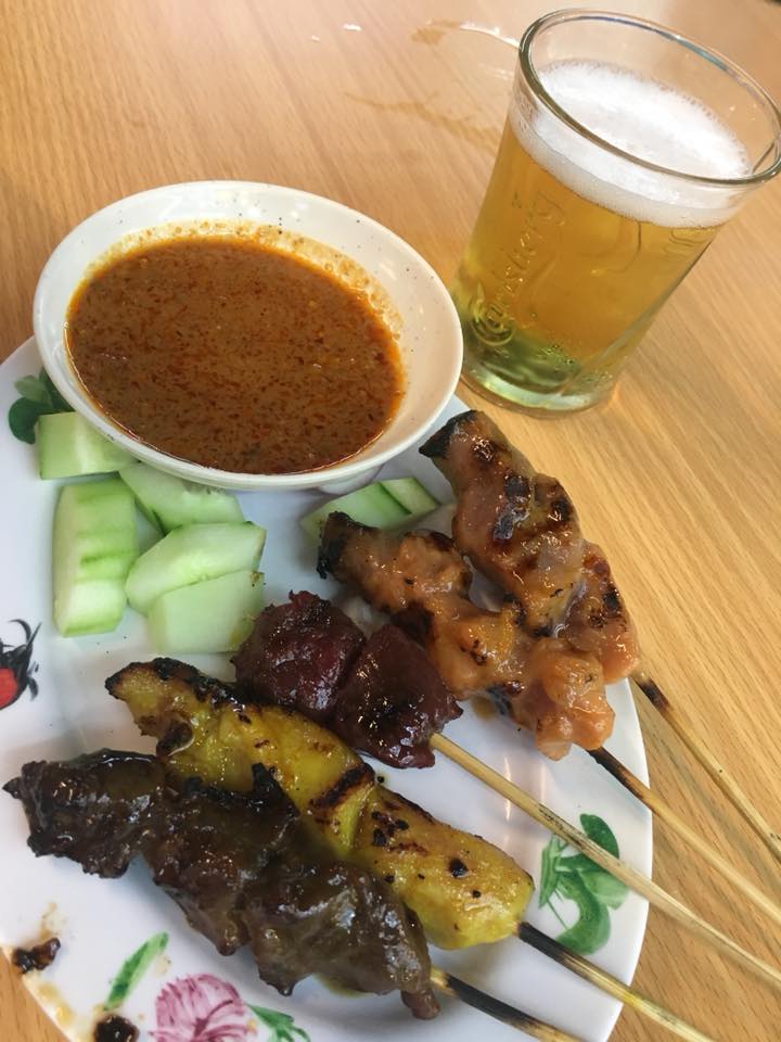 sekaidesenbero's tweet photo. 【世界でせんべろvol.97 千円ではしご酒】ブキッビンタンの繁華街へ!タイガービアホワイト🍺つまみはサテ（串焼き）、チキンとマトンとビーフとポーク。22.2リンギット!２軒目は焼売屋✨マレーシアのSKOLビア!!苦味がない分、フルーティーな味わい🍺合わせて12リンギット! #世界でせんべろ #せんべろ https://t.co/u10x7feJKk