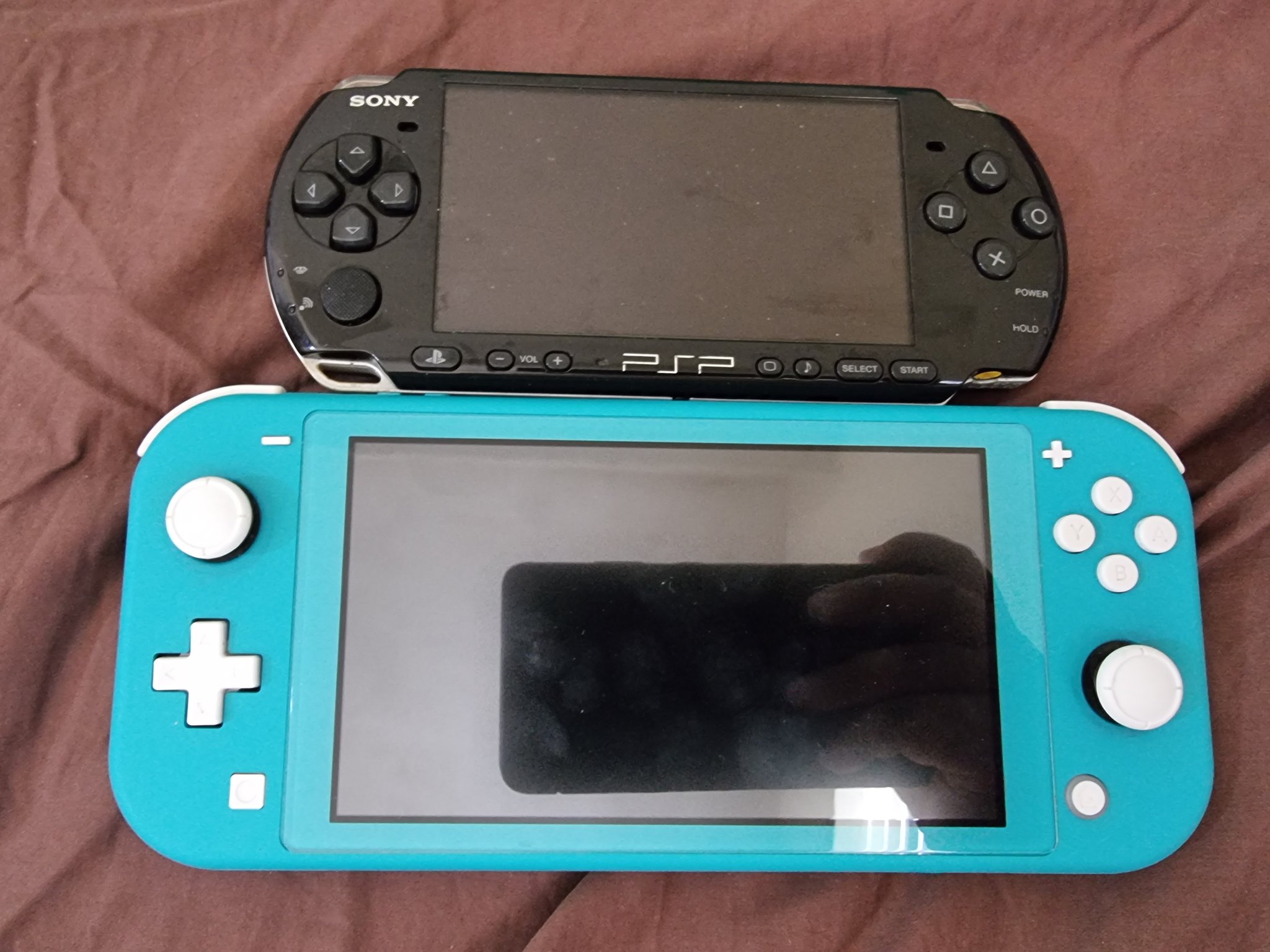 Nintendo SWITCH vs PSP Go - Sony did it 8 years earlier