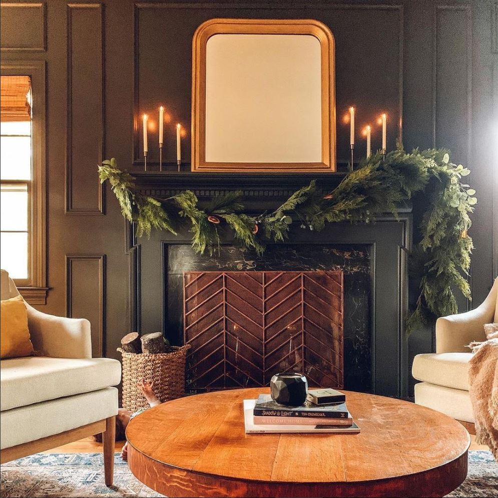 Ready to throw away that Christmas #greenery but not sure how to decorate for January? 🌿 Keep elements like candles, fairy lights and faux trees to keep that cozy #winter vibe.

📸: <a href="/Benjamin_Moore/">Benjamin Moore</a>