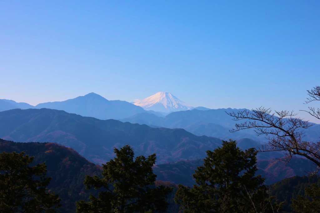 お疲れ様です✨今日は曇りだったので晴れた日の富士山です🗻 昼間の富士山🗻夕方の富士山🗻夜明け前の富士山🗻です👍