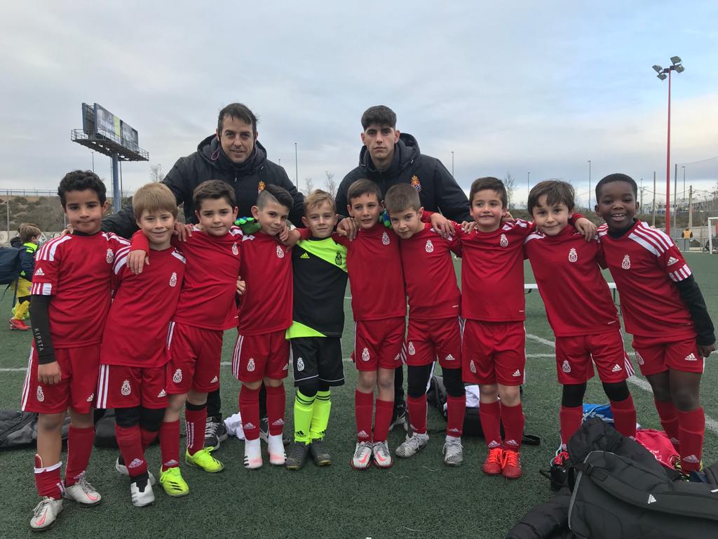 🏆 Nuestro Segunda Benjamín E, Campeón del Torneo Mesaches!!

➡ Tras disputar en la mañana de sábado su partido de Liga frente a Marianistas, por la tarde empezó su andadura en la fase de grupos, superando con claridad a Oliver y San José.