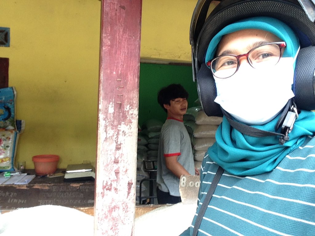 Di umur ku yang segini baru kali ini berani mengendarai motor ke pasar.
Sejak ditabrak motor dari belakang berapa puluh tahun silam.