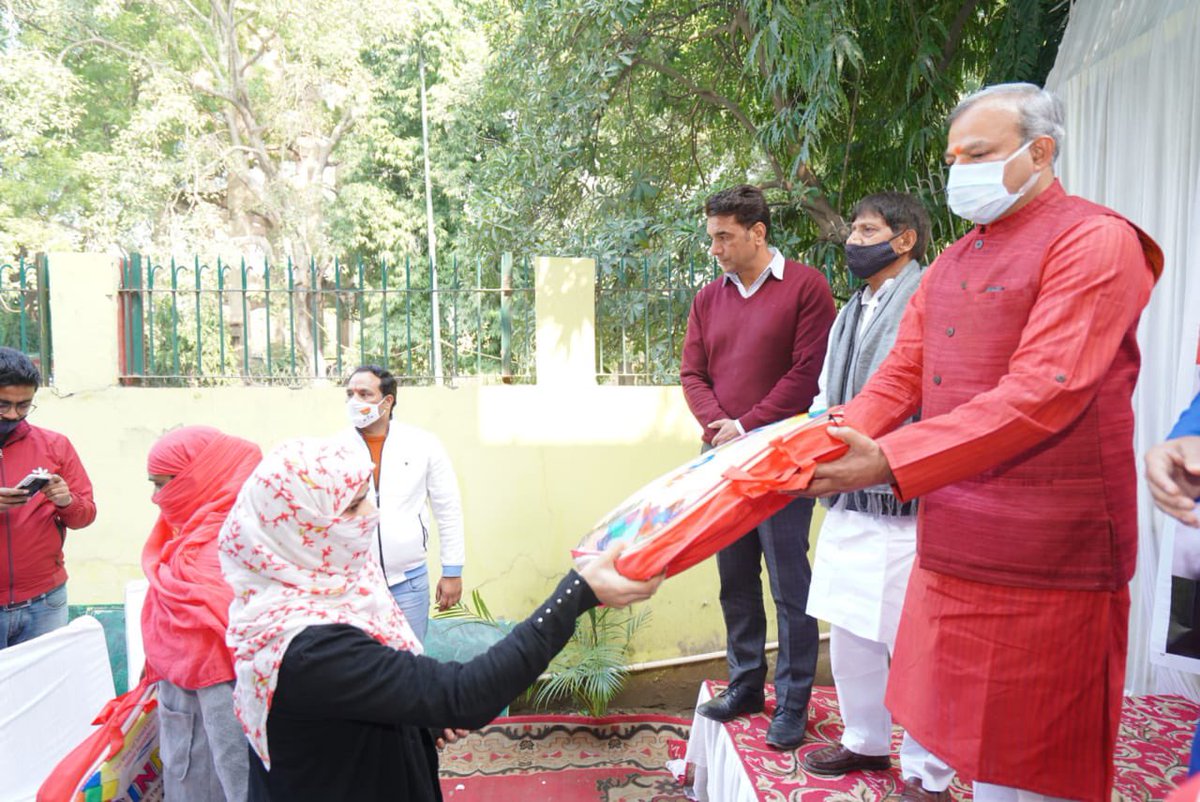 OfficeOfAdeshG's tweet image. प्रदेश अध्यक्ष श्री @adeshguptabjp ने आज न्यू फ़्रेंड्स कॉलोनी में जरूरतमंदों को कंबल वितरित किए।

इस अवसर पर प्रदेश प्रवक्ता श्री @yaserjilani उपस्थित रहे।