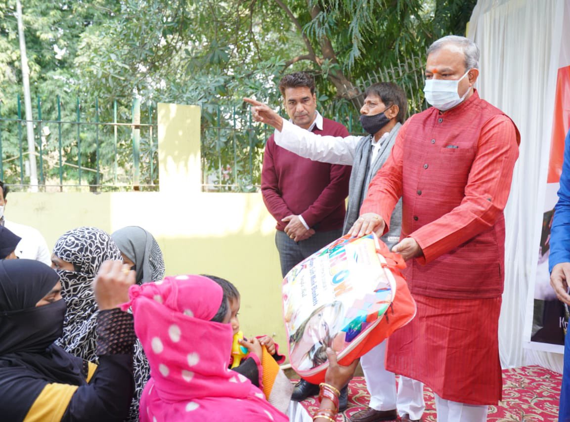 OfficeOfAdeshG's tweet image. प्रदेश अध्यक्ष श्री @adeshguptabjp ने आज न्यू फ़्रेंड्स कॉलोनी में जरूरतमंदों को कंबल वितरित किए।

इस अवसर पर प्रदेश प्रवक्ता श्री @yaserjilani उपस्थित रहे।