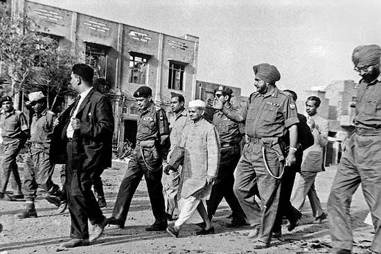 LeaderNishantCh's tweet photo. सादगी, सरलता के साथ देश सेवा की मिसाल कायम करने वाले भारत के पूर्व प्रधानमंत्री भारत रत्न श्री लाल बहादुर शास्त्री जी की पुण्यतिथि पर सादर श्रद्धांजलि।

दृढ़ निश्चय, संघर्ष, कर्त्तव्यनिष्ठा को समर्पित उनका जीवन व उनके विचार सदियों तक आने वाली पीढ़ी के लिए प्रेरणास्रोत बने रहेंगे। https://t.co/QAbycYb5j3