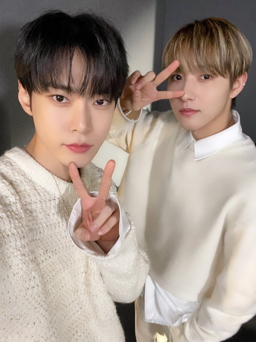 💫🐰🦊💫

#DOYOUNG #RENJUN
#별자리 #별자리_GoodNight
#NCT #NCT_Universe #Universe