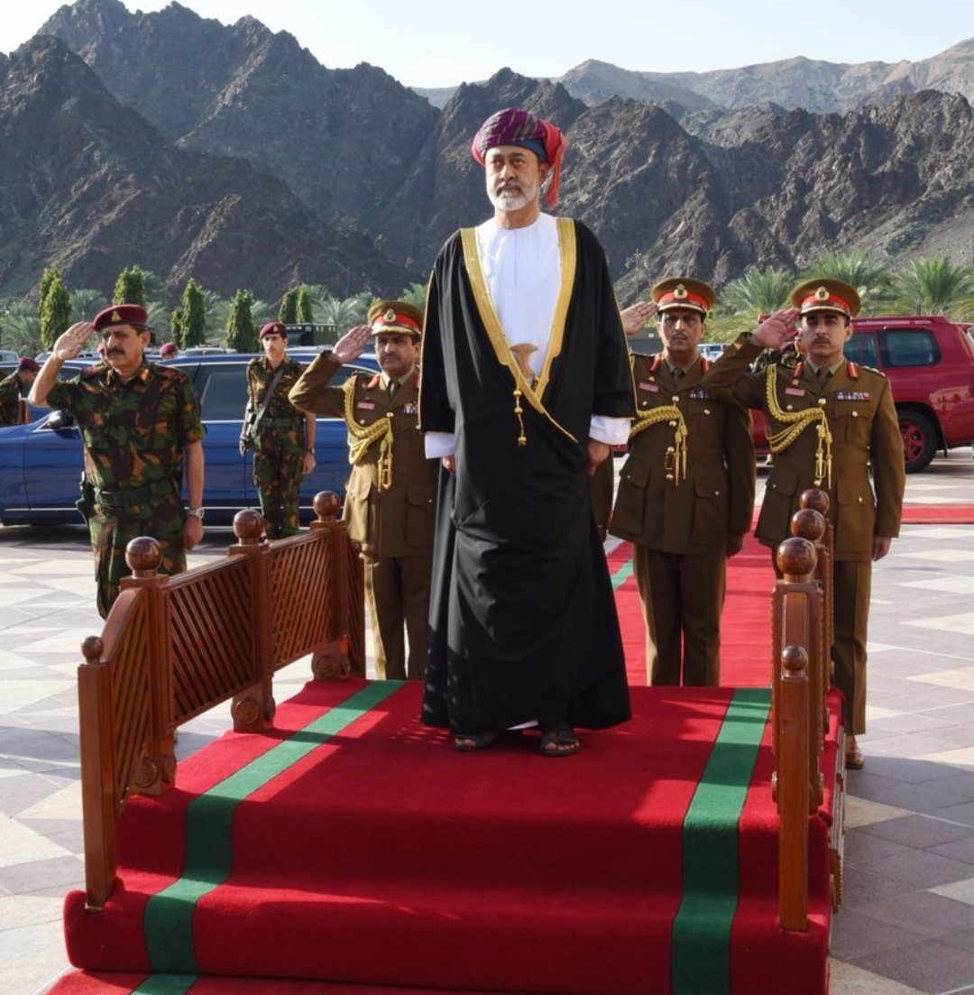 “فإننا بعد التوكل على الله، ورغبةً منا في ضمان استقرار البلاد؛ نُشير بأن يتولى الحكم السيد هيثم بن طارق وذلك لما توسمنا فيه من صفاتٍ وقدراتٍ تُؤهله لحمل هذه الأمانة”.
#قابوس_بن_سعيد
#أعز_الرجال_وأنقاهم
#هيثم_بن_طارق
#عُمان
#تنصيب_أوفى_الرجال