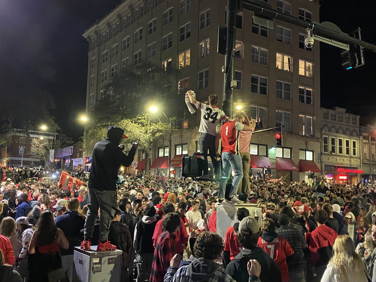 Athens is gonna get buck wild tonight. 🔥⚫️🔴