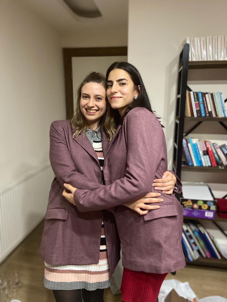 theece1004's tweet photo. Yılbaşı çekilişinde birbirimizden habersiz birbirimize aynı hediyeyi almanın şokuuuu😂😂 @EkinGven7 https://t.co/l6bCfhpRPk