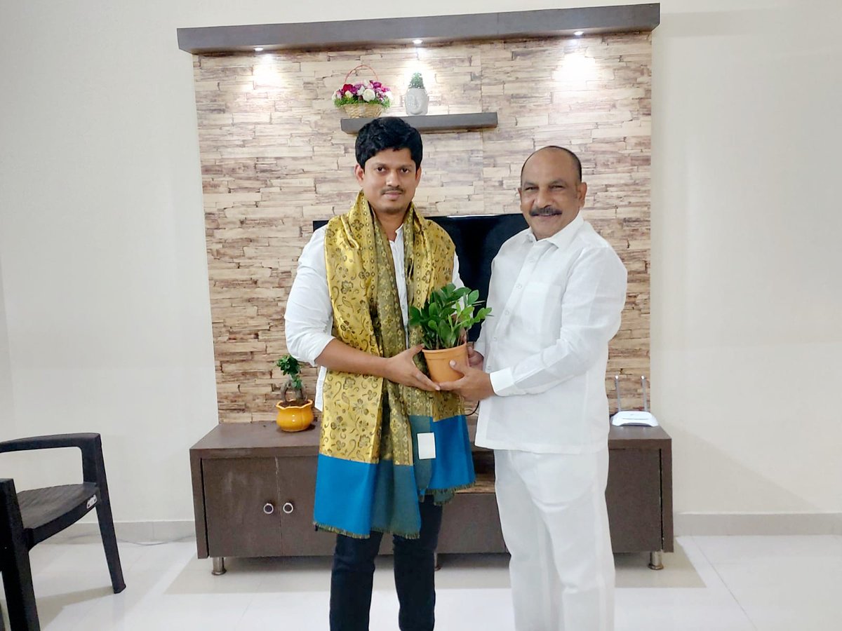 MadathaGoud's tweet photo. ఎమ్మెల్సీ
శ్రీ #తక్కెళ్లపల్లి_రవీందర్_రావు గారిని మర్యాద పూర్వకంగా కలిసిన
తెలంగాణ స్టేట్ టెక్నలాజికల్ సర్వీసెస్ చైర్మన్ పాటిమీది జగన్ మోహన్ రావు https://t.co/vAHtjIpCyl