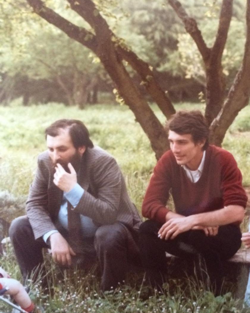 Là, sotto il nocciòlo di Capranica. Dove si ritrovano gli amici. Si saranno ritrovati? Ci ritroveremo.

A Dio #DavidSassoli .