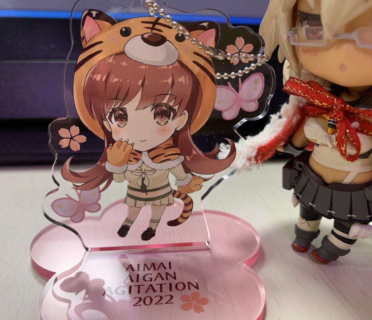 通販で注文していたHoKuNaちゃん(@_hokuna)の御本&グッズが届きました〜☺️✨というか…!むさ…武蔵しゃん…!!!😭🙏✨ありがとうございます…!!!😭🙏✨めっちゃ眺めてニヤニヤしてしまった…ww
大井っちアクスタも白露ちゃんイラストもめっちゃ可愛い…😭🙏✨