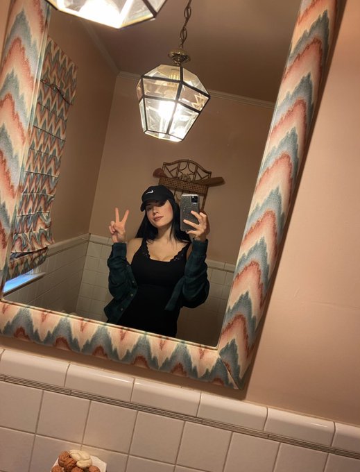 Watch Sav's leaked NSFW photo on TwXstars