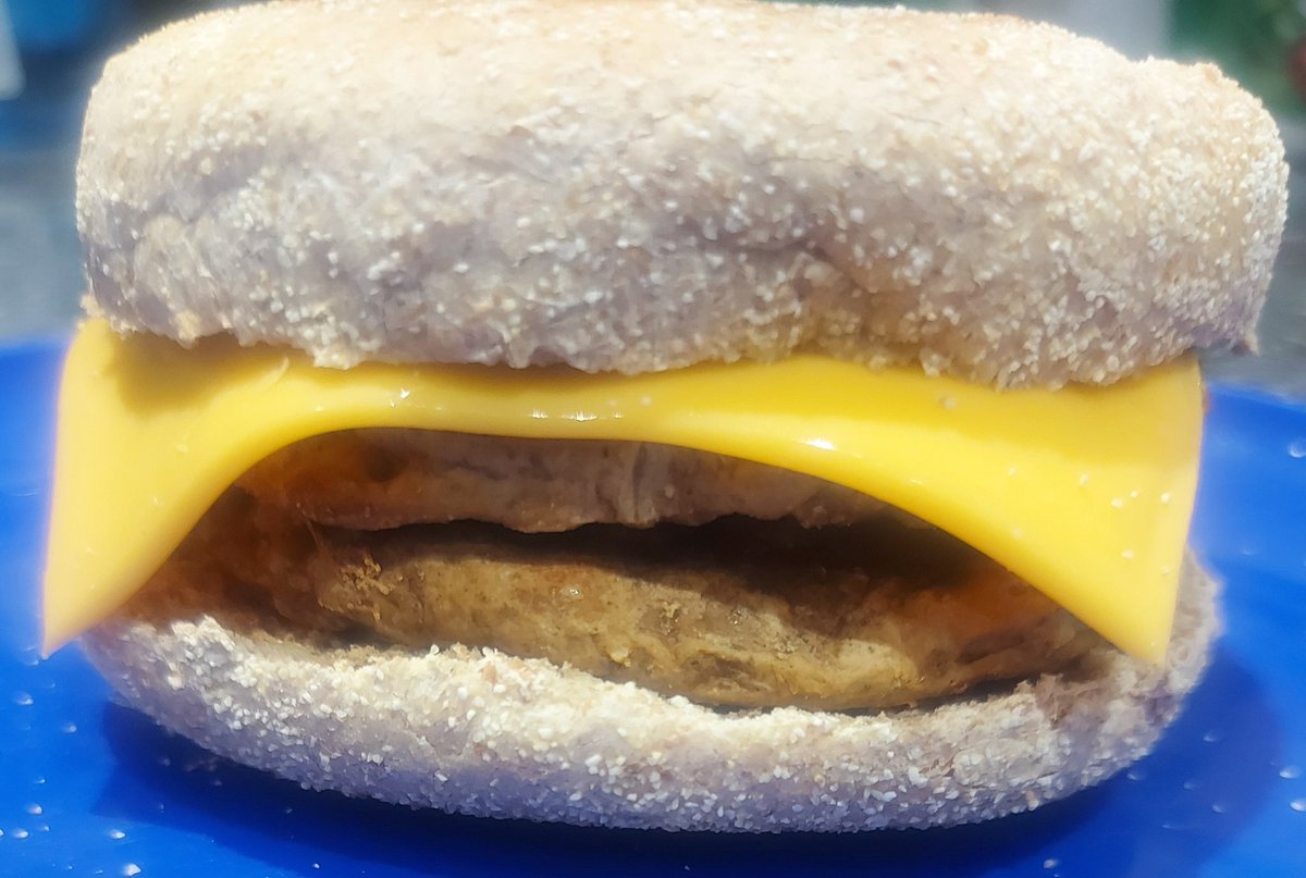 SamHolm19460171's tweet photo. #BusyTuesday Vibes.
Its one of them days today 
Not sure if there's time for lunch lol Something nice for breakfast instead 😋 
@QuornFoods Sausage patties
Cheese
Wholemeal muffin
When you can't have McDonald's but you need some rocket fuel.

#letsdothis #pescatarian #Breakfast https://t.co/oASFT7pfzL
