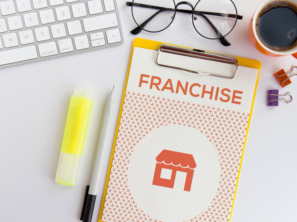 تنص اتفاقية الامتياز ( الفرنشايز )على ان المانح يلتزم بتدريب صاحب الامتياز بمقابل مادي.

بعد أن دفع صاحب الامتياز قيمة التدريب للمانح وجهه إلى أحد شركات تشغيل المطاعم لتلقي التدريب.

ثبت لاحقا أن التدريب غير مجدي وشركة التشغيل غير متخصصة في التدريب وليس لديها رخصة بذلك.

..معضلة!