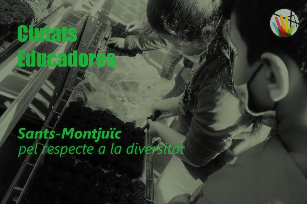 BCNeducadora's tweet photo. 🍅 El projecte Horts Al Terrat genera espais d’inclusió  i aprenentatge per a persones amb discapacitat.

Es fomenta la inclusió social i es promou l'autonomia en l’àmbit de l’horticultura a través de la seva cura  👩‍🌾

Un reportatge del @DiariEducacio ➡️ https://t.co/UN3WUOE3mI https://t.co/8oDWHcJdzm