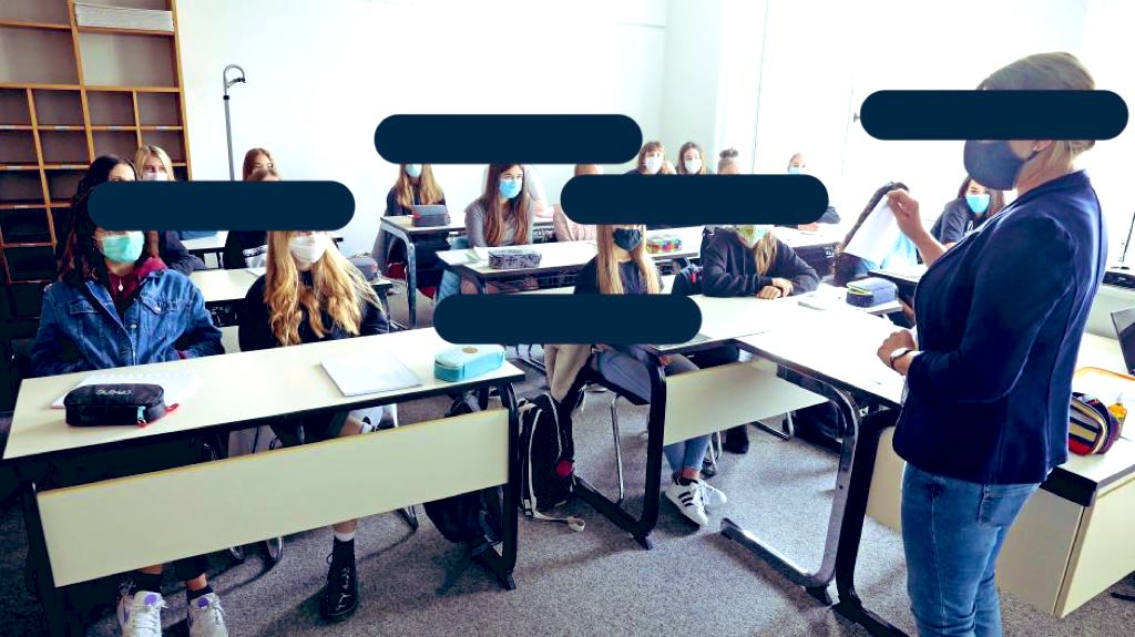 TLPrinceitisme's tweet photo. Der 🇨🇭#Schweizerweg Solange 💲Geld fließt das Leben ist egal! @alain_berset Hört auf @economiesuisse nicht die Wissenschaftler, auf die ZH🤡 @silviasteiner nicht die Eltern, währenddessen wir müssen unsere #LongCovidKid weiter behandelt &damit leben! NEIN! #DurchseuchungOhneUns https://t.co/BQo4VbneQR