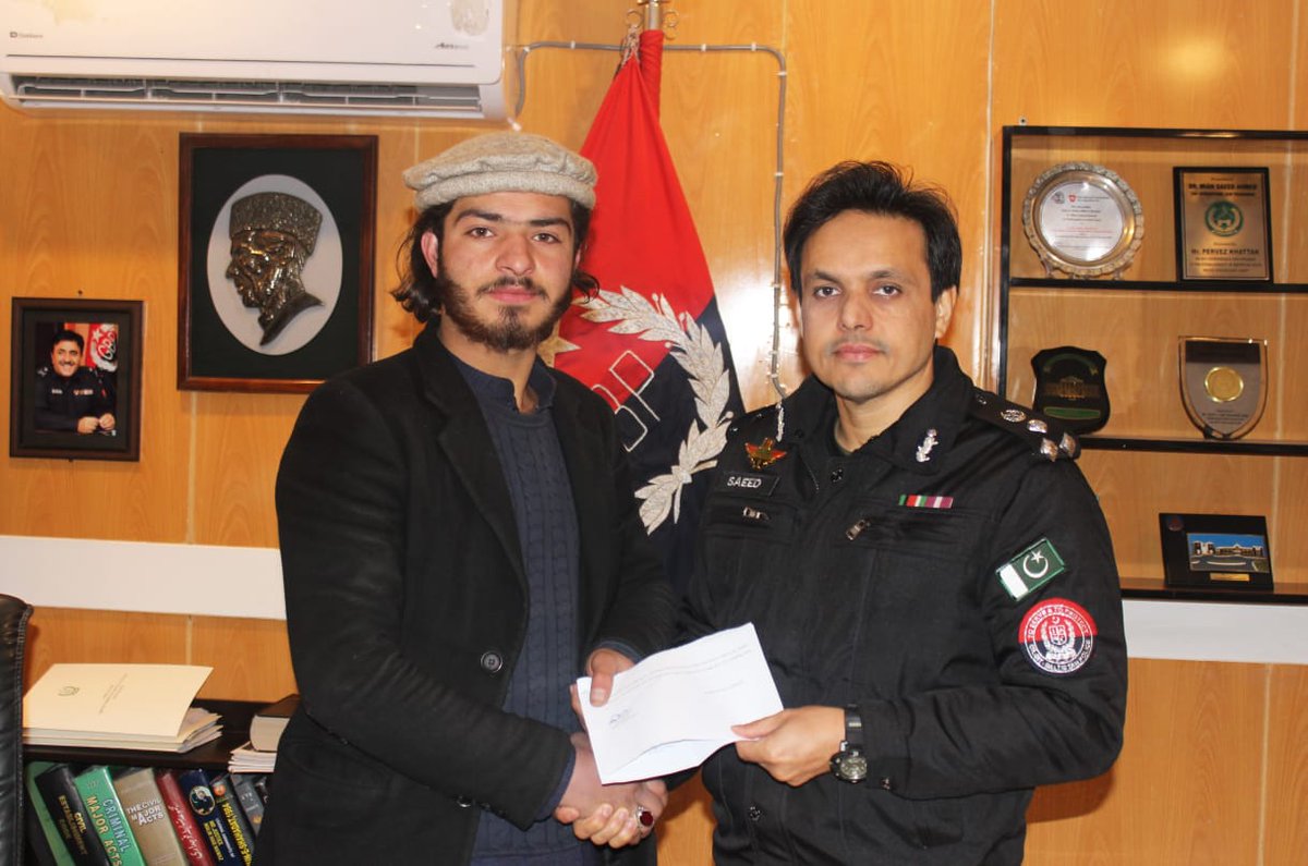police_gb's tweet image. گلگت۔ انسپکٹر جنرل اف پولیس گلگت بلتستان سعید خان وزیر کی طرف سے شہید کانسٹیبل سعید عالم کی بیٹی کی شادی کے موقع پر ایک لاکھ روپے کا چیک بطور تحفہ دیا۔ ڈی آئی جی گلگت رینج ڈاکٹر میاں سعید احمد نے آئی جی پی کی طرف سے دیئے گئے چیک کو شہید کے بیٹے کے حوالے کر دیا۔