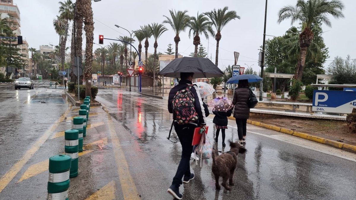 ¡Buenos días! Hoy amanecemos en #Torrevieja con lluvia débil que acumula hasta cinco litros por metro cuadrado. La temperatura ha bajado de manera notable y hoy no esperamos ir más allá de los 15°C. Las lluvias seguirán siendo muy probables por la mañana. Fotos: Joaquín Carrión.
