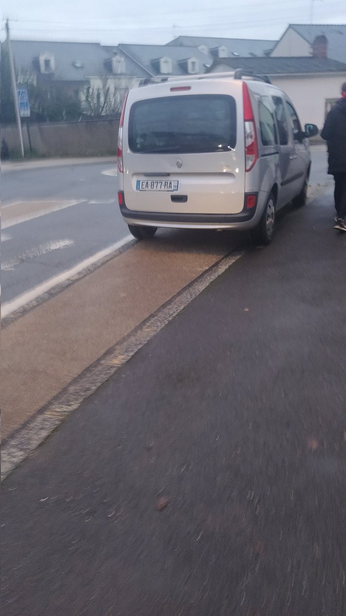Mr_tom4's tweet photo. Bonjour @NantesMetropole , c'est ça la "chicane" dont vous parliez dans le courrier aux parents d'élèves de l'école du #linot de #nantes??
En virage,devant le passage piéton, la place de parking idéale pour certains... https://t.co/QSUvB6QBW4