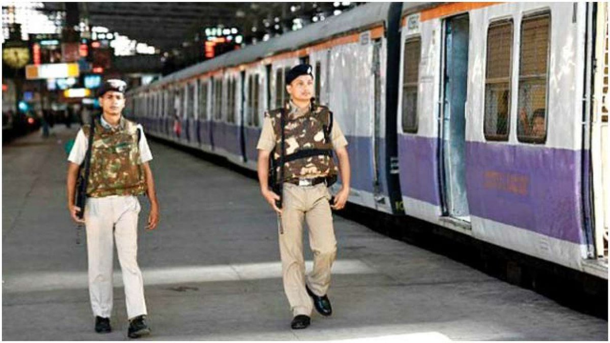 MurjiPatel_'s tweet image. Real heroes are found in different uniforms, some in cape, some wear khaki and sometimes in RPF uniforms! 

We salute them for their courage and thank them for saving so many lives!
#railway #RPF 

bit.ly/3zIgaVj
.
@RailMinIndia