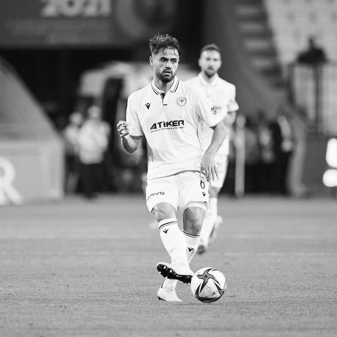 Konyaspor futbolcusu Ahmet Çalık’ın geçirdiği trafik kazası sonucu vefat ettiği haberini derin bir üzüntü ile öğrenmiş bulunmaktayız.

Ahmet Çalık’a Allah’tan rahmet; ailesi, sevenleri ve Konyaspor camiasına başsağlığı diliyoruz.