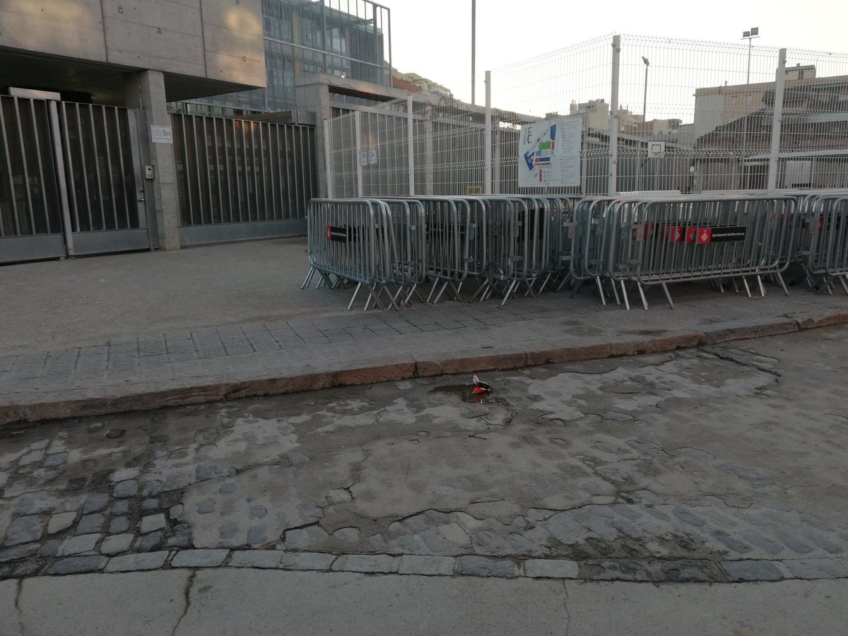 Bon dia <a href="/bcn_ajuntament/">Ajuntament de Barcelona</a>
On m'he d'adreçar pq no deixin aquest munt de tanques a la porta d'una escola? (<a href="/escolacanfabra/">Escola Can Fabra</a> <a href="/Afacanfabra/">AFA Can Fabra</a>)
Cada any és la mateixa història, no es poden recollir abans que acabin les vacances?