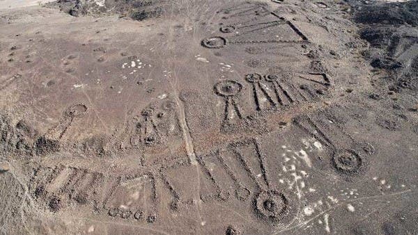 صور.. مقابر تكشف قصة شبكة طرق عمرها 4500 عام بالسعودية dlvr.it/SGvVCZ