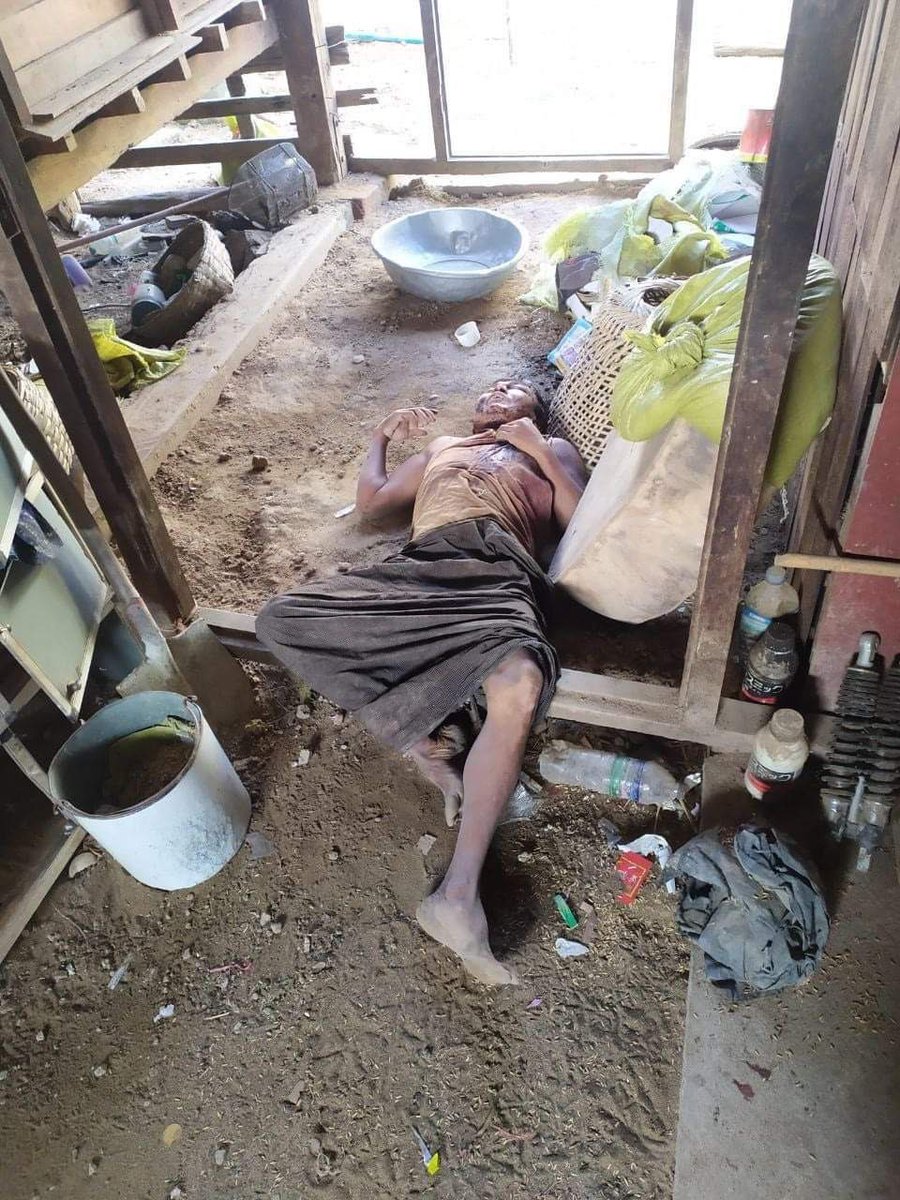 Haruonchill's tweet photo. 1/ During junta’s raid on ChanThar village in #Sagaing’s #YeU town on Jan10, at least 5 civilians were tormented and some homes ravaged &amp; set ablaze. Among them,2 civilians incl: one with mental illness were TORTURED TO DEATH at the hands of Junta troops.
#WhatsHappeningInMyanmar https://t.co/JnEP2orzXt
