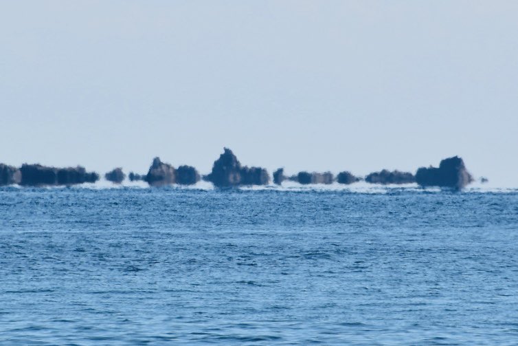 冬の蜃気楼。おとぎの国のような街景色が水平線につながる。晴れた日、入野海岸（黒潮町）の国道５６号を車で走ると太平洋に出現。駆け出し記者のころ、夢中で追った魚津（富山）の蜃気楼が懐かしい。