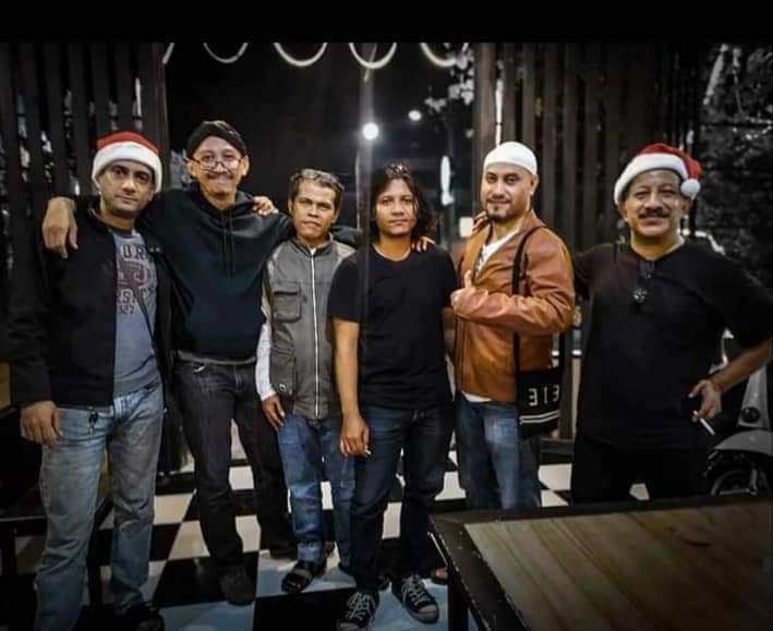 Kalau ada yang ngaku Islam, tapi menyerupai umat agama lain, disebut.?