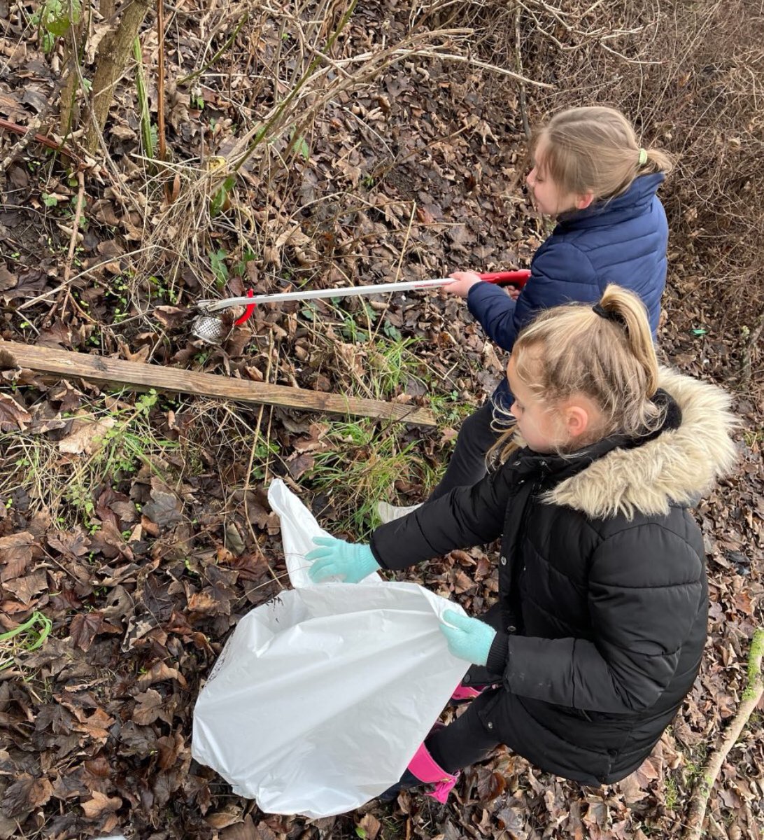 Newlands_PS's tweet photo. Edinburgh took part in a local rubbish picking trip in the areas around the school with #TheWellProject in #Normanton. This is part of the school’s #CommunityService project. Keeping our community clean is important for both #MentalHealth & #PhysicalHealth #YearOfBeingHealthy https://t.co/yBKC2nC2cK