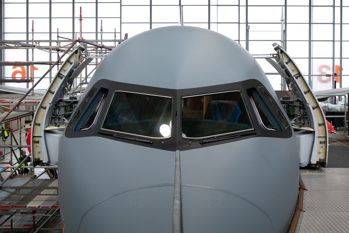 Zwei neue für die Luftwaffe. Die beiden #A321neo (15+10 und 15+11) sind derzeit in Hamburg bei <a href="/Lufthansa_DE/">Deutsche Lufthansa</a>. Dort werden sie eingerüstet und demnächst an uns übergeben werden. Dank an <a href="/LHTechnik/">Lufthansa Technik</a> für die Bilder.