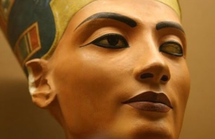 evans_efedjare's tweet photo. Nefertiti's parentage is unrecorded, but, as her name translates as “A Beautiful Woman Has Come,” early Egyptologists believed that she must have been a princess from Mitanni (Syria). https://t.co/V16cmcjV8r