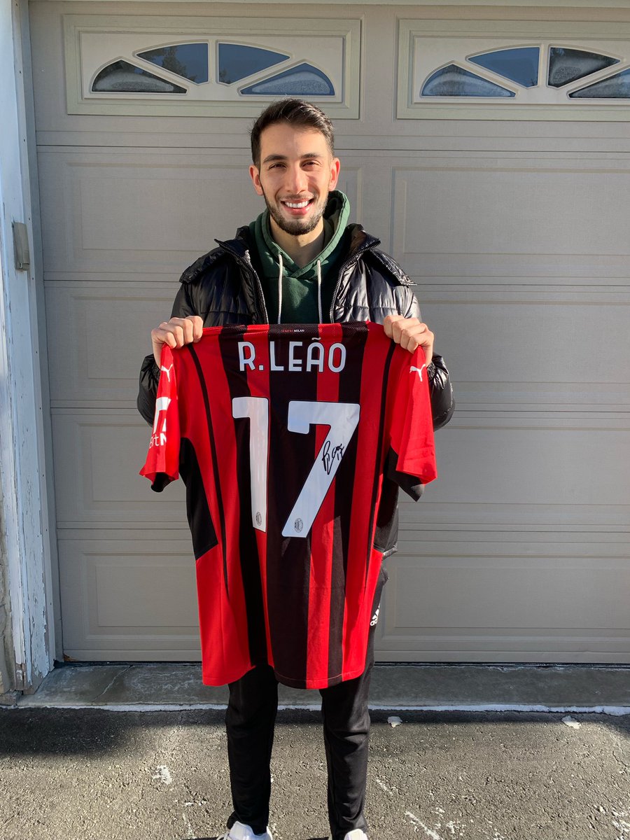 milanista_paolo's tweet photo. Thank you @socios for the opportunity to get this signed shirt from one of my favourite players. Thank you Rafa @RafaeLeao7 for the signature and good luck with the rest of the season. We gooo🏄‍♂️❤️🖤 https://t.co/xq0I5NfDml