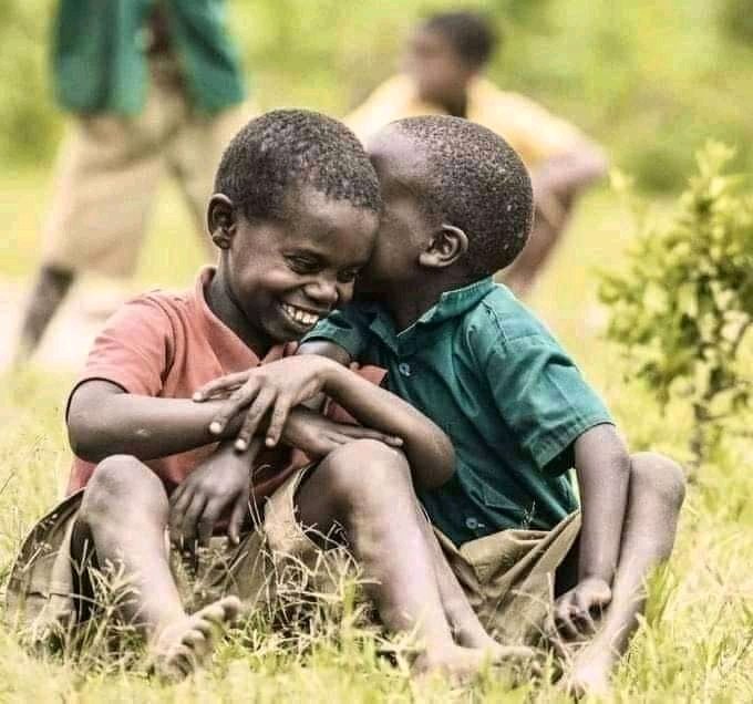 On a toujours des amis qui nous rendent heureux. Ils nous assistent au moment de detresse,chagrin,tristesse .
Force à tous nos amis !