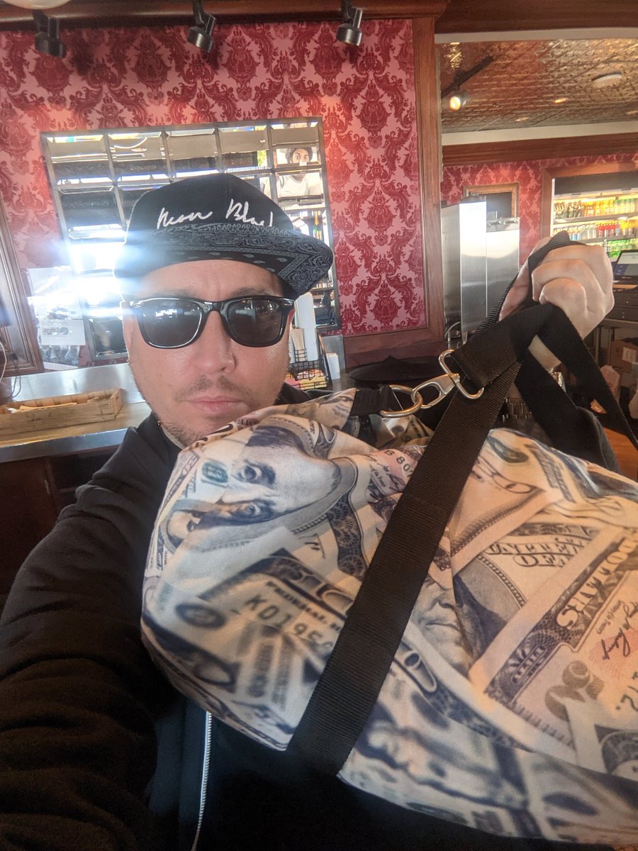 MCMessinian's tweet image. Duffle Bag Bwoy...On my way to Long Beach from the Phoenix airport.

Must Secure the Bag. 😂💯🖤

#neonblack #securethebag #messinian #longbeach #family