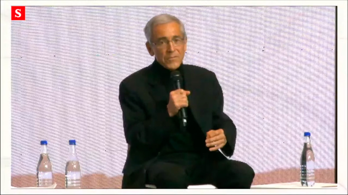 ComisionVerdadC's tweet image. “Ese dolor tan profundo de las víctimas, ese sufrimiento tan hondo, ese grito de dignidad. Ese reclamo de las víctimas no ha sacudido a la sociedad colombiana. No hemos sentido ese dolor de país”: @FranciscoDeRoux, presidente de @ComisionVerdadC, en el #ForoColombia2022