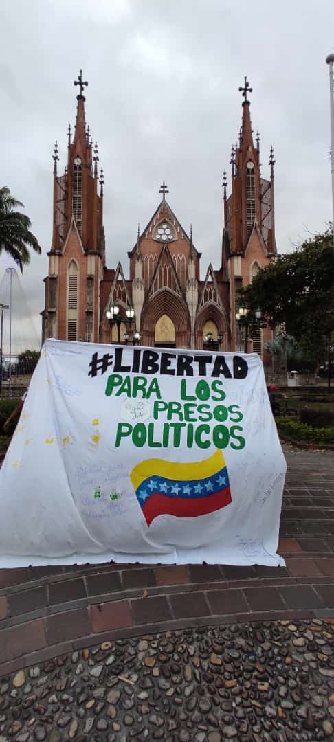 TauilIngrid's tweet photo. ... quienes enfrentaron a la Tiranía en defensa de las garantías y valores de la Constitución que juraron cumplir y defender”. Estos presos hoy están siendo trasladados a diferentes cárceles comunes del País 
!! Todos unidos en oración por  sus vidas! https://t.co/AYGqKlNqRt