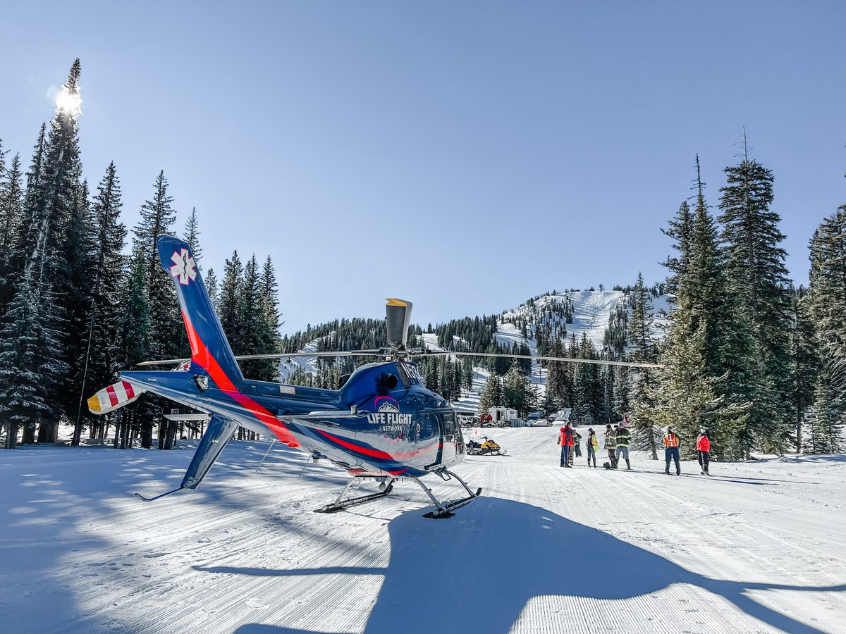 Epic photo of our La Grande (LF10) helicopter touched down at Anthony Lakes Ski Resort to assist with a transport. Submitted by one of our RW pilots, Emily. 

#lifeflightnetwork #therewhenyouneedus #airmedicaltransport #criticalcare #emergencymedicine