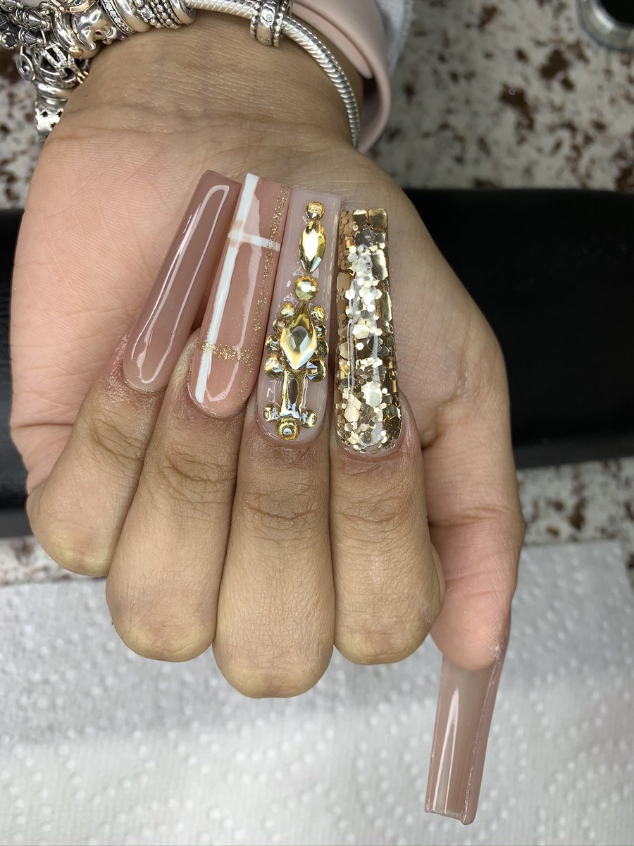 Hello ladies ! Anyone interested in getting a set done this week? If so here’s some of my work along with my availability 🤝♥️