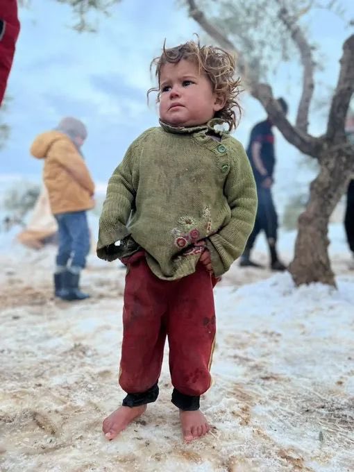 seni  ısıtacak yüreğimiz olmadığı icin bizi affet çocuk !  #İdlib #insanlıkölüyor #mültecihakları #insanhakları #HumanRights #unicef