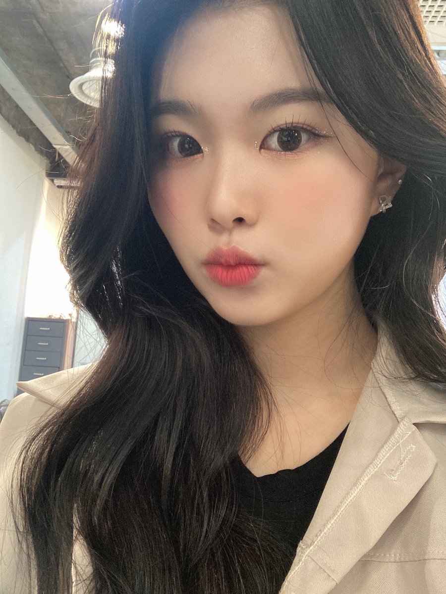 VIOLETKISSTW_'s tweet photo. Mi segunda parada del día es el #𝕂ARA𝟙𝘀𝘁ℂ𝔹 porque no podía perdérmelo por nada del mundo. Me muero de ganas de escuchar lo nuevo que nos traen y obvio planeo #𝓢𝚑𝚊𝚔𝚎𝐈𝕥𝐄𝚟𝚎𝚛𝚢𝖻𝚘𝚍𝚢 hasta que el cuerpo aguante. ¡Felicidades!

 —— like a 𝐒wan, #AMĘLIA 🦢 https://t.co/kpKP0jkaQw