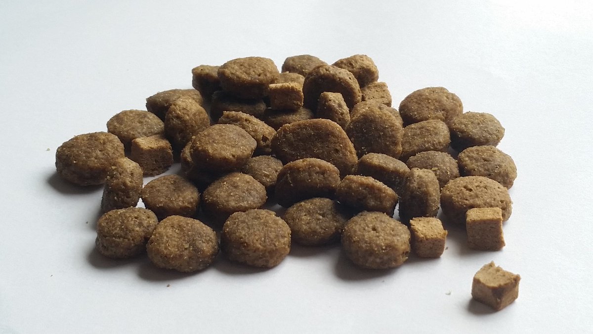 Chunks of pure air-dried Lamb Liver, Chicken, or Cod are added to each unique recipe to give our meals the unsurpassed nutrition our pets would receive in the wild. 
#vitacubes #valenscat #valensdog #ultra #premium #dogfood #catfood