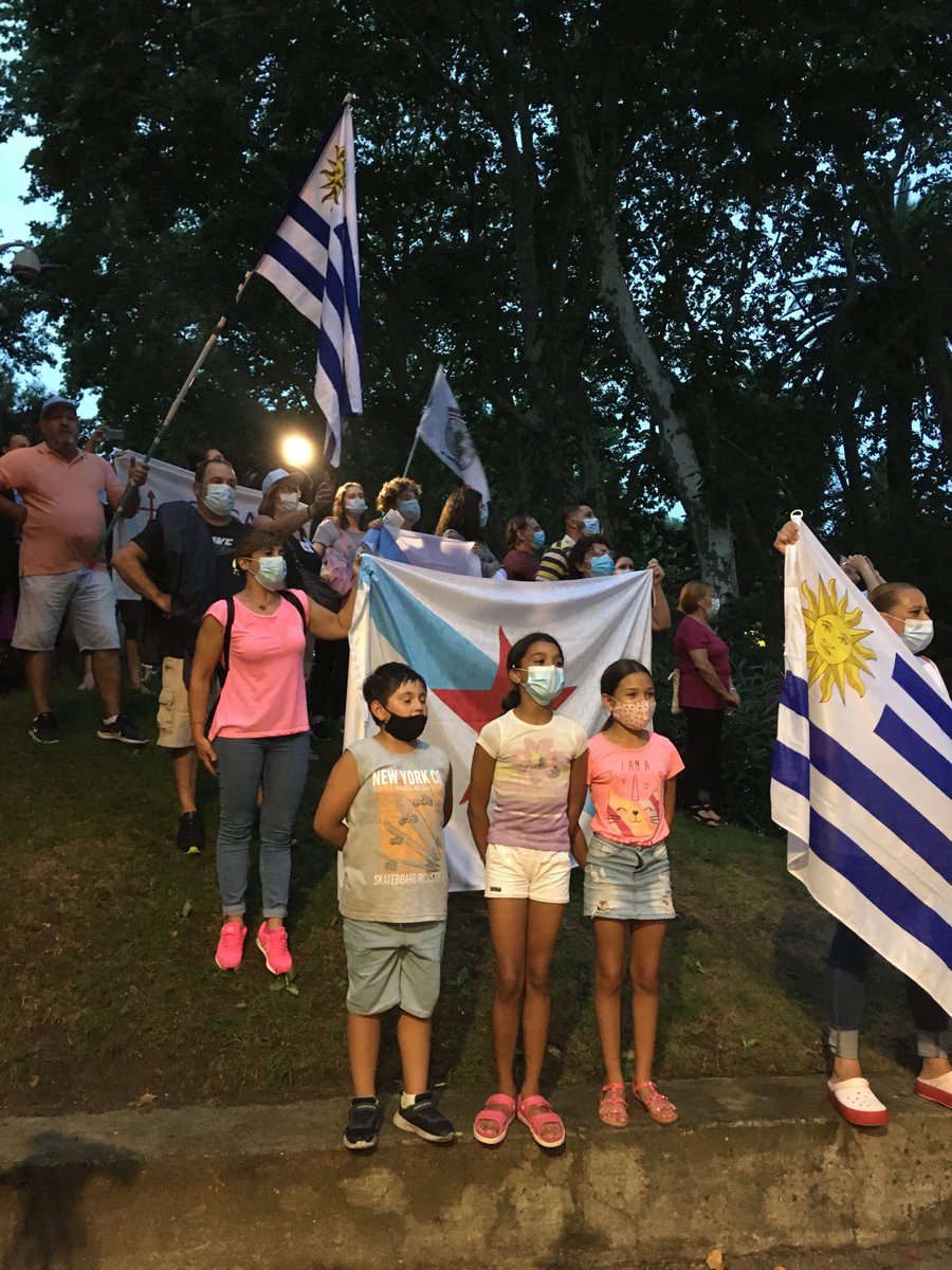 Movilización de socios y trabajadores de Casa de Galicia frente a la residencia presidencial de Suárez y Reyes. Cantan el himno vía ⁦<a href="/ladiaria/">la diaria</a>⁩